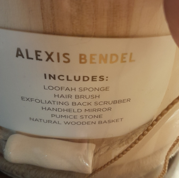 New! Never opened bath giftset - Picture 2 of 3